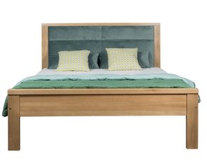 łóżko z prostym zagłówkiem i zanóżkiem łóżko z litego drewna i tkaniną