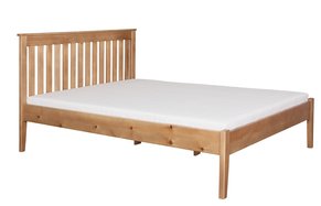 łóżko z ozdobnym zagłówkiem i zanóżkiem łóżko z litego drewna