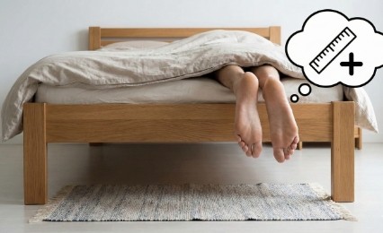 Łóżko na wymiar co do centymetra – idealne rozwiązanie do nietypowej sypialni (I materac też!)